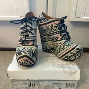 *Brand New SHI Decorative Lace up Wedges